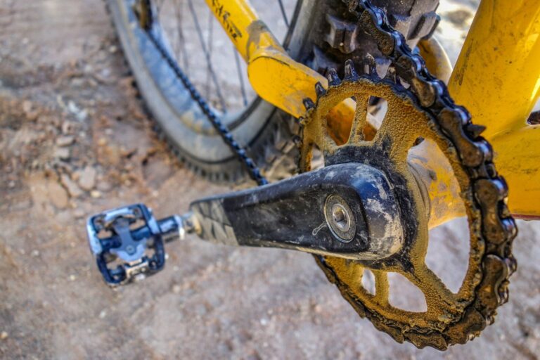 nærbillede af en slidt cykelkæde der burde skiftes