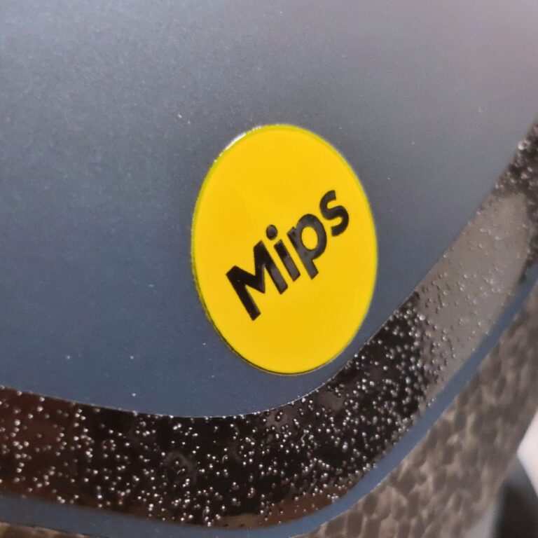 nærbillede af mips mærkat på en cykelhjelm