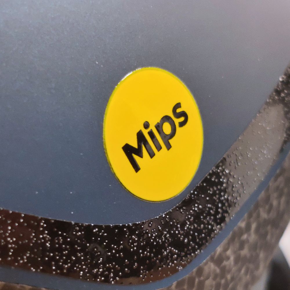nærbillede af mips mærkat på en cykelhjelm