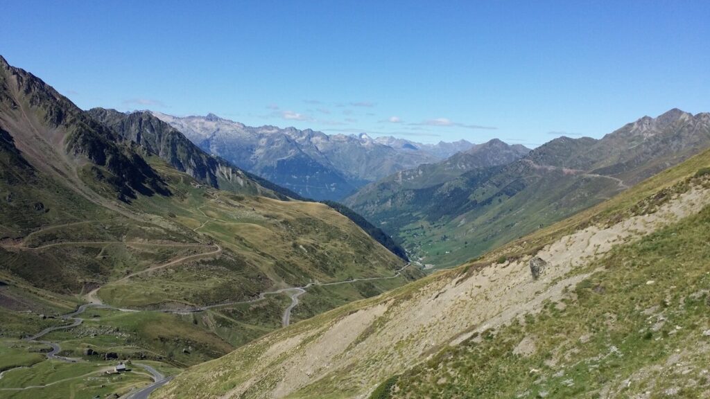 Bjerget Col du Tourmalet med græs og ved dagslys