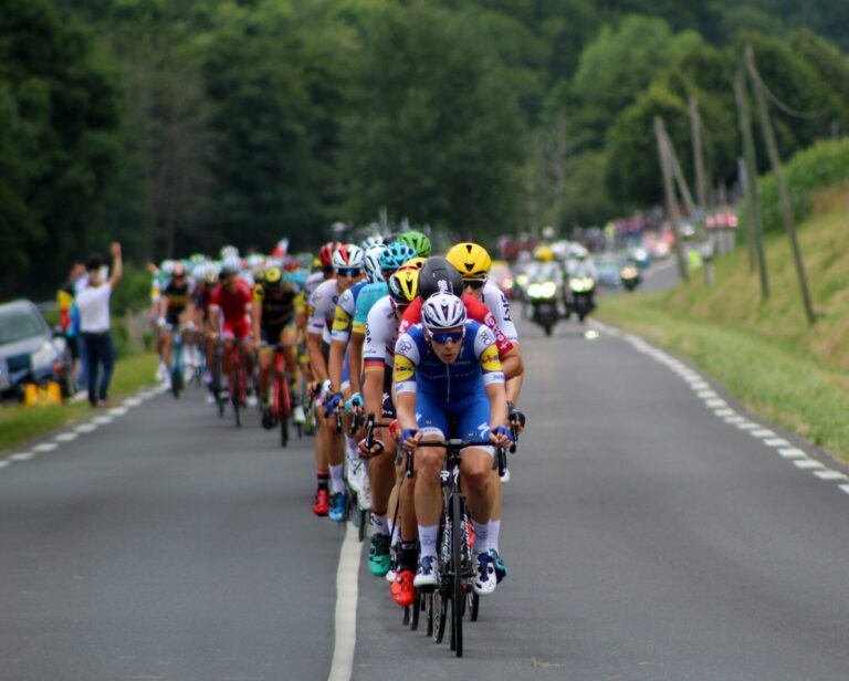 Gruppe af cyklister der cykler og deltager i Tour de France