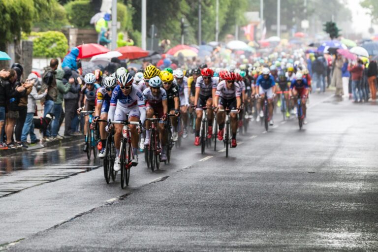 Tour de France ryttere cykler på vejen i regnvejr
