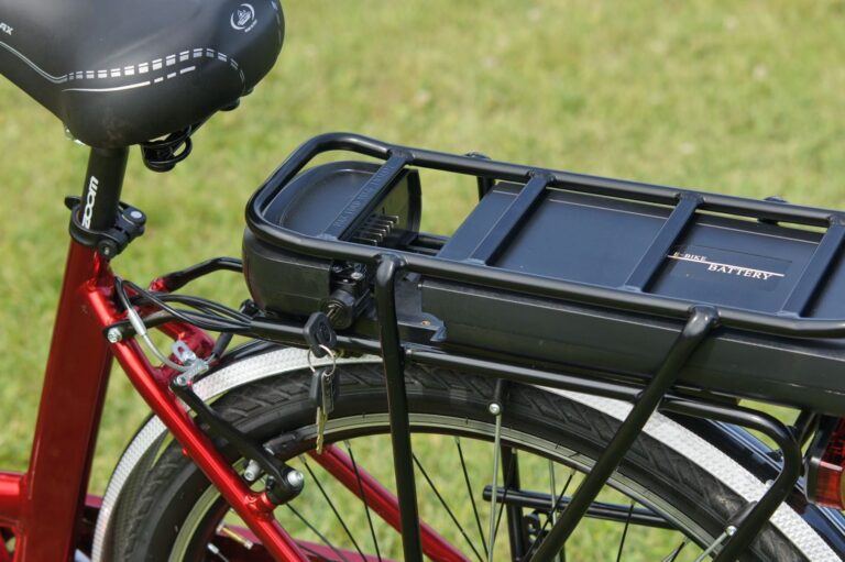 Batteri monteret på rød elcykel