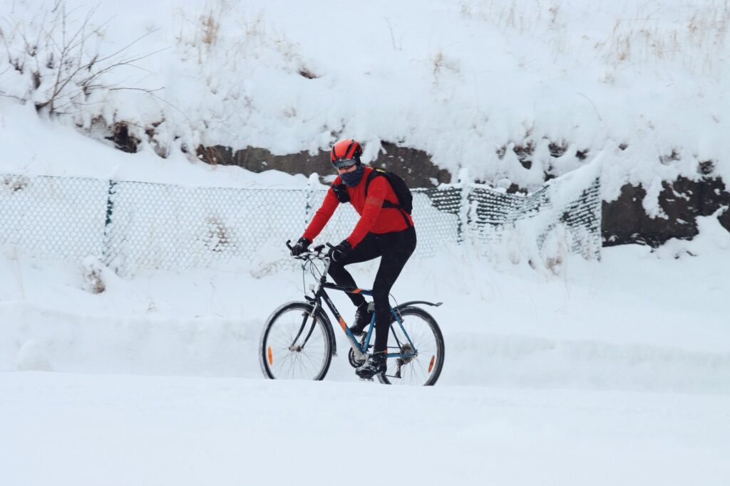 En person cykler gennem snevejr om vinteren