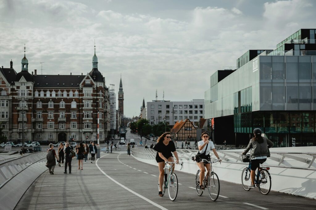 Cyklister og fodgængere på en bro i København, Danmark