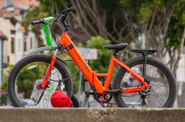 Elcykel med cykelhjelm, lås og bagagebære, som er essentielt tilbehør til elcykler
