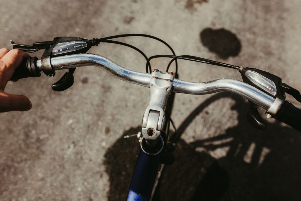POV perspektiv ud over styret på en cykel ved dagslys