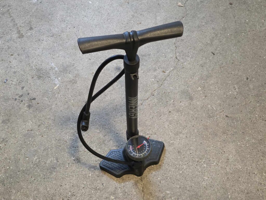 Sort cykelpumpe med trykmåler og slange