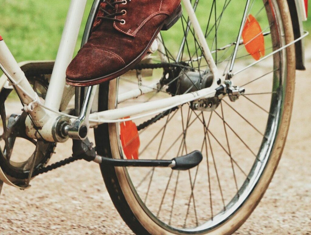 Støtteben på hvid cykel