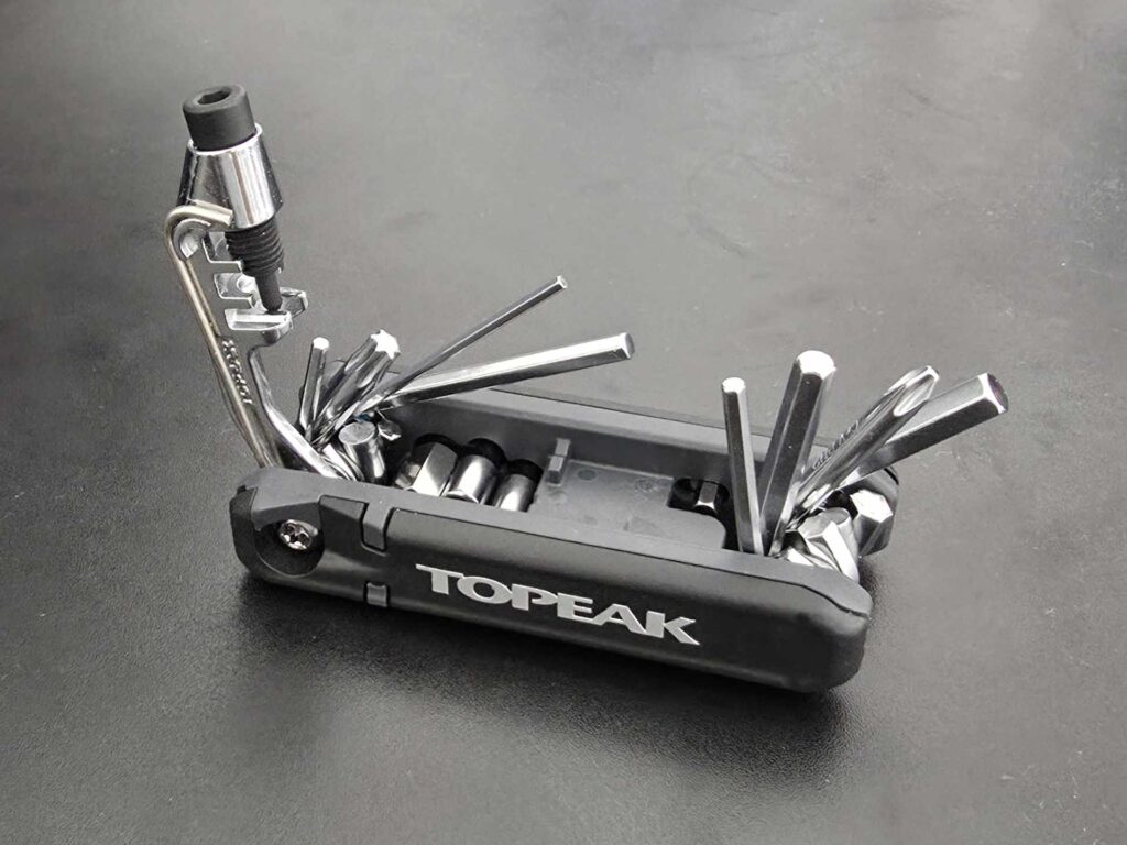 Multiværktøj til cykel fra Topeak med unbrakonøgler, Torx T25, Phillips skruetrækker og kædespringer